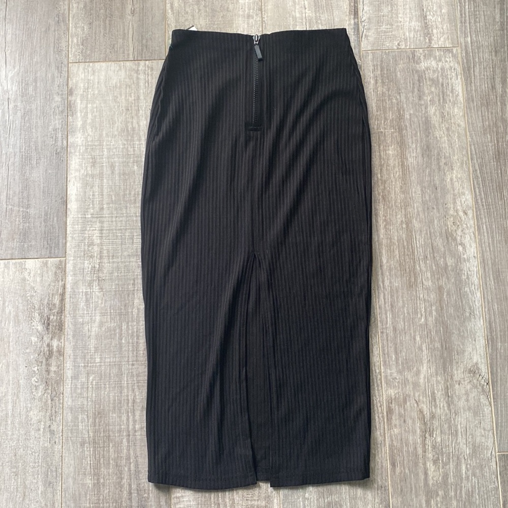 NWOT Silence + Noise Pencil skirt with back slit.  Size small